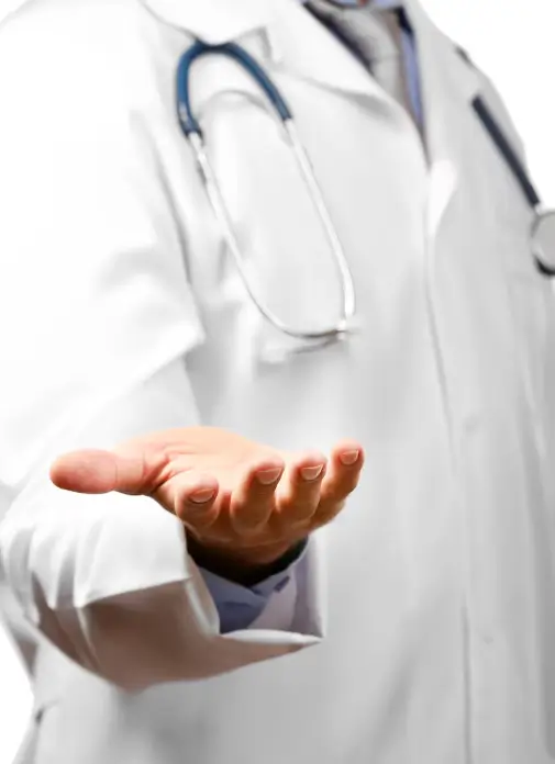 Médico vestindo jaleco branco e estetoscópio no pescoço, com a mão estendida para frente em gesto de oferecimento ou convite.