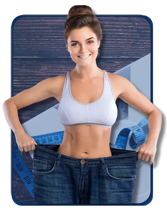 Mulher sorridente usando top esportivo e segurando calça larga, simbolizando emagrecimento e perda de peso.