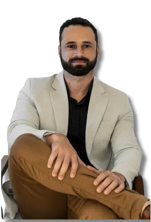Dr. Raian Matias sentado